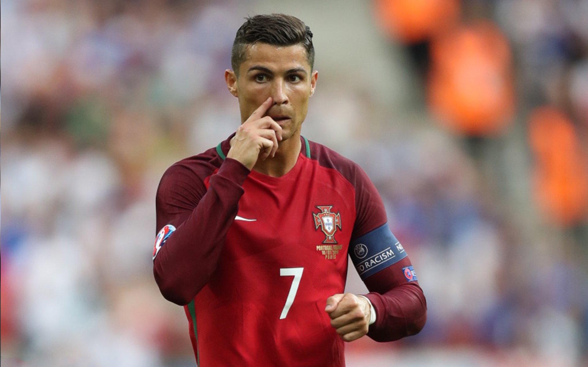 C罗表达对球迷支持的真诚感谢，c罗对球迷温馨场景